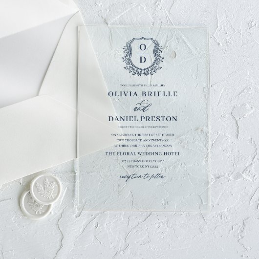 Navy Blue Floral Crest Monogram Huwelijk Elegant Acryl Uitnodigingen