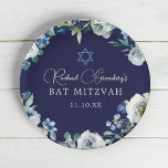 Navy Blue Floral Star van David Bat Mitzvah Party Papieren Bordje<br><div class="desc">Mooie witte pony bloemen en groene waterverf bladeren vormen een elegante grens aan dit  blauw blauw Bat Mitzvah-feest bord. De naam van je dochter staat op haar foto op dit partijdecor onder de Star van David voor een joodse familie die een meisje dat naar de Torah wordt geroepen,  viert.</div>