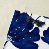 Navy blue flower patroon strandlaken (In situ)