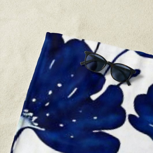 Navy blue flower patroon strandlaken (In situ)