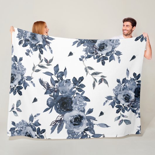 Navy Blue Flowers op White Fleece Deken (In situ)