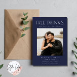 Navy Blue Funny Photo Wedding Save the Date Aankondiging<br><div class="desc">Verzend sparen de datumkaart die uw gasten zal laten glimlachen. Kies een verbluffende foto van u en uw partner en laat uw gasten weten om hun kalenders voor het feest van het jaar te markeren! Deze grappige "Vrije drinken (en we gaan trouwen)"... zijn perfect voor het leuke koppel dat niet...</div>