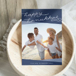 Navy Blue Geo Script | Hanukkah-foto Feestdagenkaart<br><div class="desc">Deel Hanukkah-groeten met vrienden en familie met onze elegante en moderne Hanukkah-fotokaart,  met uw favoriete verticale of vierkante foto. Overlappende banden marineblauw en de boven- en onderkant van de kaart,  met "Happy Hanukkah" in moderne,  handgeschreven stijl typografie. Pas uw familienaam of aangepaste groet aan.</div>