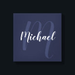 Navy Blue gepersonaliseerd Monogram en naam Canvas Afdruk<br><div class="desc">Gepersonaliseerd Monogram en familienaam Gift met naam in wit modern script lettertype stijl en monogram in licht marineblauw modern script lettertype stijl als achtergrond op navy blauwe achtergrond.</div>
