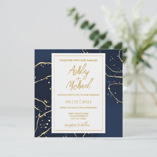Navy Blue Gold Abstracte marmer Wedding Invitation Kaart (Staand voorkant)