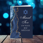 Navy Blue Gold Agaat Mazel Tov Bat Mitzvah Kaart<br><div class="desc">Elegante marineblauw en gouden agaat versiert de zijkant van deze moderne Bat Mitzvah feestfelicitatiekaart. Mazel Tov. Pas het aan onder de Ster van David. Perfect wenskaart voor een chique,  stijlvolle joodse familie die een meisje dat wordt geroepen om de Thora vieren.</div>