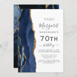 Navy Blue Gold Agate 70th Birthday Party Kaart<br><div class="desc">De linkerrand van deze elegante,  moderne verjaardagsfeestuitnodiging is voorzien van een blauw-marinekliergrens met een gouden faux glitter. De aanpasbare tekst combineert het handschrift van houtskool grijs,  copperplate en cursieve doopvonten op een witte achtergrond. De achterzijde is voorzien van een bijpassend blauw en goudvormig ontwerp.</div>