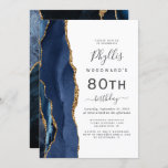 Navy Blue Gold Agate 80th Birthday Party Kaart<br><div class="desc">De linkerrand van deze elegante,  moderne verjaardagsfeestuitnodiging is voorzien van een blauw-marinekliergrens met een gouden faux glitter. De aanpasbare tekst combineert het handschrift van houtskool grijs,  copperplate en cursieve doopvonten op een witte achtergrond. De achterzijde is voorzien van een bijpassend blauw en goudvormig ontwerp.</div>