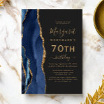 Navy Blue Gold Agate Dark 70th Birthday Party Kaart<br><div class="desc">De linkerrand van deze elegante,  moderne verjaardagsfeestuitnodiging is voorzien van een blauw-marinekliergrens met een gouden faux glitter. De aanpasbare tekst combineert goudkleurige handschrift-,  copperplate- en cursieve lettertypen op een zwarte leisteenachtergrond. De achterzijde is voorzien van een bijpassend blauw en goudvormig ontwerp.</div>