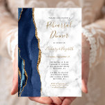 Navy Blue Gold Agate Marble Rehearsal Dinner Kaart<br><div class="desc">De linkse rand van deze elegante moderne huwelijksrepetitie is voorzien van een blauw-marinegrens-waterverf-grens met een faux goudglitter. De aanpasbare tekst combineert zwarte en goudkleurige handteksten,  copperplate en cursieve lettertypen op een grijze en witte marmerachtergrond. De achterzijde is voorzien van een bijpassend blauw en goudvormig ontwerp.</div>