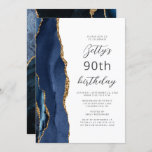 Navy Blue Gold Agate Script 90th Birthday Kaart<br><div class="desc">De linkerrand van deze elegante,  moderne verjaardagsfeestuitnodiging is voorzien van een blauw-marinekliergrens met een gouden faux glitter. De aanpasbare tekst combineert een gouden kleurig script en maakt serif fonts op een witte achtergrond. De achterzijde is voorzien van een bijpassend blauw en goudvormig ontwerp.</div>