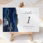 Navy Blue Gold Agate Wedding Kaart<br><div class="desc">De linkerrand van deze elegante moderne trouwtafel-nummerkaart is voorzien van een blauw marinesleutel-waterverf-grens die met faux goudglitter is getrimd. De aanpasbare tekst combineert het handschrift van houtskool grijs,  en cursieve en copperplate doopvonten op een witte achtergrond.</div>