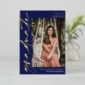 Navy Blue Gold Calligraphy Photo Afstuderen Folie Uitnodiging (Staand Voorkant)