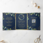 Navy Blue Gold Eucalyptus Wreath QR Code Weddensch Drieluik Uitnodiging (Binnen)