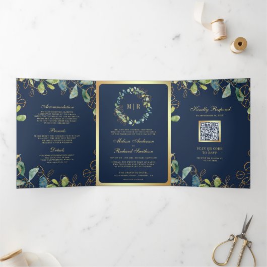 Navy Blue Gold Eucalyptus Wreath QR Code Weddensch Drieluik Uitnodiging (Binnen)