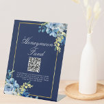 Navy Blue Gold Floral Wedding Chic Honeymoon Fonds Reclamebord Met Voetstuk<br><div class="desc">Elegant blauw en witte rozen versieren dit prachtige brutale trouwvoetteken op de avond. Het lijst van de goudkleurige folie van de kaken is voorzien van  indigo-waterverf bloemen en een mooi gele botanische vlek. Moderne huwelijksgeldboeking met een QR-code op je trouwwebsite.</div>