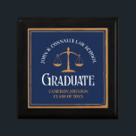 Navy Blue Gold Law School gepersonaliseerd Afstude Cadeaudoosje<br><div class="desc">Deze custom navy blauw en gouden wet school afstuderen geschenkdoos heeft een stijlvolle typografie onder de schalen van rechtvaardigheid en uw collegenaam voor de klas van 2024. Pas aan met je afstudeerjaar voor een geweldig gepersonaliseerd universitair afstuderen cadeau.</div>
