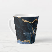 Navy Blue Gold Marble Custom Letter Naam Latte Mok (Linkerhoek)