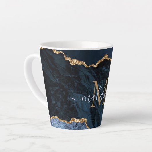 Navy Blue Gold Marble Custom Letter Naam Latte Mok (Linkerhoek)