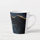 Navy Blue Gold Marble Custom Letter Naam Latte Mok (Rechts)