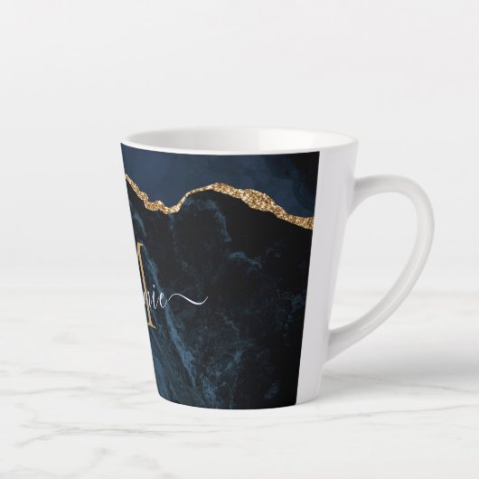 Navy Blue Gold Marble Custom Letter Naam Latte Mok (Rechts)