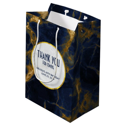Navy Blue & Gold Marble Modern Birthday Dank je Medium Cadeauzakje (Achterkant Gekanteld)