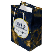 Navy Blue & Gold Marble Modern Weddenschap Harteli Medium Cadeauzakje (Voorkant Gekanteld)