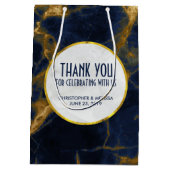 Navy Blue & Gold Marble Modern Weddenschap Harteli Medium Cadeauzakje (Achterkant)