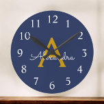 Navy Blue Gold Modern Script Girly Monogram Naam Grote Klok<br><div class="desc">Navy Blue en Gold Simple Script Monogram Name Clock. Dit maakt de perfecte liefhebbende 16 verjaardag,  bruiloft,  vrijgezellenfeest,  verjaardagsdag,  baby shower of vrijgezellenfeest voor iemand die van luxe glam en stijl houdt.</div>