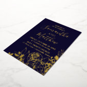 Navy Blue & Gold Peony Modern Floral Wedding Folie Uitnodiging (Gedraaid)