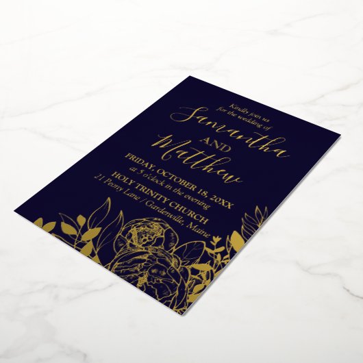 Navy Blue & Gold Peony Modern Floral Wedding Folie Uitnodiging (Gedraaid)
