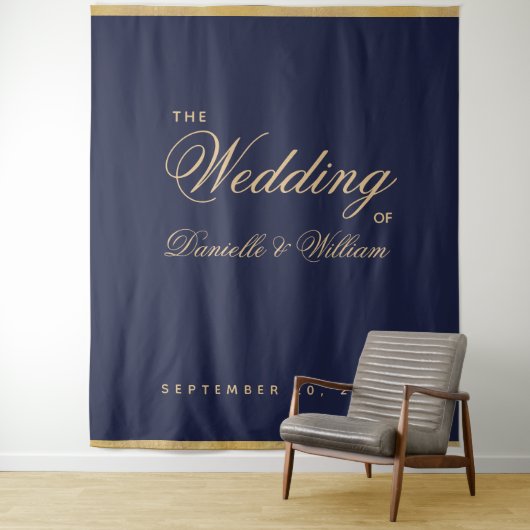Navy Blue Gold Script Calligraphy Weddenschap Back Wandkleed (In situ)
