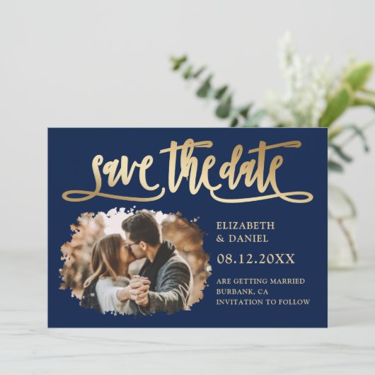 Navy Blue Gold Script Weduwfoto slaat de datum op Save The Date (Staand voorkant)