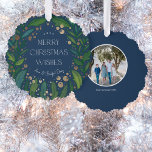 Navy Blue Greenery Wreath Merry Kerstmis Ornament Kaart<br><div class="desc">Rich navy blue maakt een elegante achtergrond voor verstrengelde aankopen van bladtakken die een boodschap van "vrolijke kerstwensen" omgeven,  geaccentueerd door faux folie bessen en sterren. Personaliseer deze kaart met jouw naam,  het jaar,  een aangepaste boodschap en je foto op de achterkant.</div>