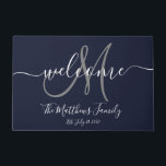 Navy Blue Grey Monogram Script Newlweds Weddenscha Deurmat<br><div class="desc">Speciaal ontwerp van marinesologram,  wit en grijs,  met bruid- en bruinachaam en trouwdatum op een solide kleurachtergrond. Maakt een uniek en geweldig geschenk voor nieuwigheden. Geweldig voor nieuw huis samen. Pas aan met jouw naam,  monogram initiaal en trouwdatum en kleuren om uw huiskleuren aan te passen. Elke Clarke©</div>