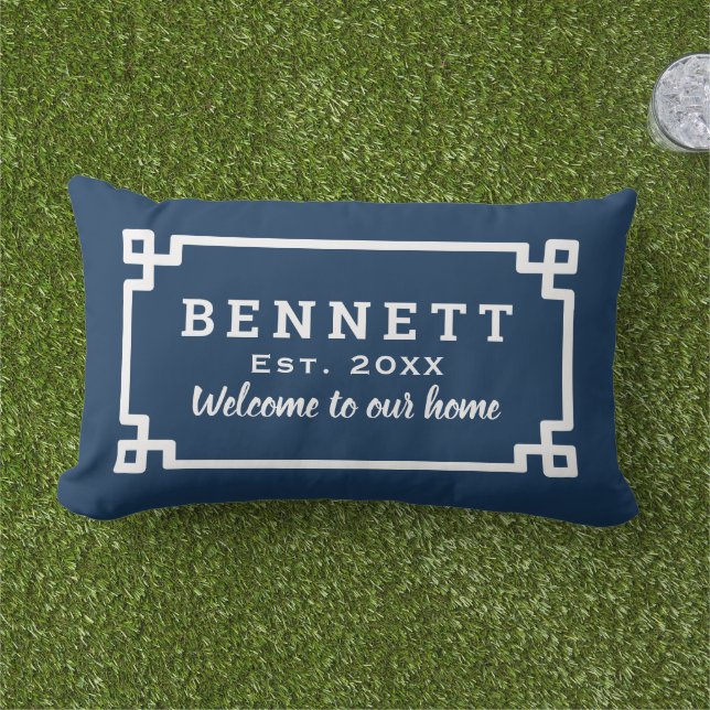 Navy Blue Griekse Sleutel Monogram Welkom Buitenkussen (Gras)