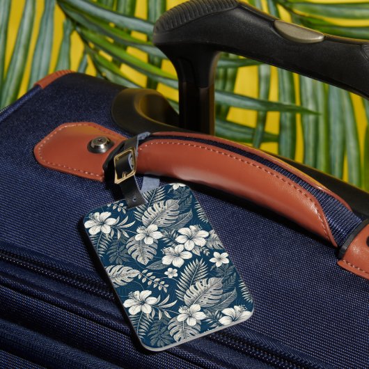 Navy Blue Hibiscus Monstera Tropical Botanical Bagagelabel (Voorkant Insitu 1)