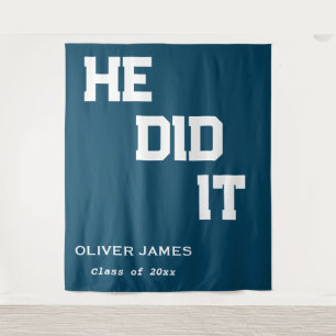 Navy blue, hij deed het op de achtergrond van het wandkleed