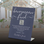 Navy Blue Honeymoon Fund QR-code Reclamebord Met Voetstuk<br><div class="desc">Een elegant marineblauw honeymoon fondsbord,  gepersonaliseerd met uw speciale bericht,  namen en wenscode QR. Ontworpen door Thisnotme©</div>