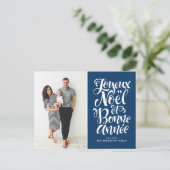 Navy Blue Joyeux Noël et Bonne Année Script Foto Feestdagenkaart (Staand voorkant)