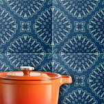 Navy Blue Kaleidoscoop Mozaïek Geometrisch Patroon Tegeltje<br><div class="desc">Deze keramische tegel wordt gekenmerkt door symmetrische patronen die een aura van elegantie en verfijning uitstralen. De diepblauwe achtergrond dient als canvas voor de betoverende geometrische vormen in lichtere tinten blauw en wit. Deze vormen creëer een caleidoscopisch effect, waarbij het oog van de kijker naar het midden van de tegel...</div>