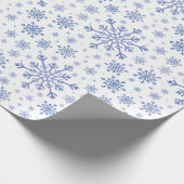 Navy Blue-kerstsnowflakes op Winter White Cadeaupapier (Hoek)