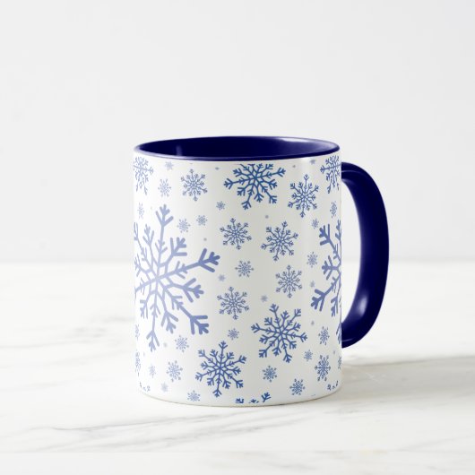 Navy Blue-kerstsnowflakes op Winter White Mok (Voorkant rechts)