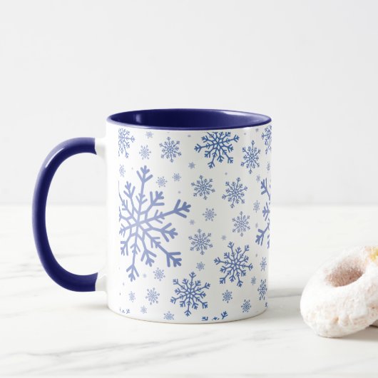 Navy Blue-kerstsnowflakes op Winter White Mok (Met donut)