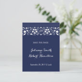 Navy Blue Lace Monogram Save the Date Briefkaart (Staand voorkant)