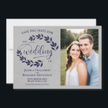 Navy Blue Laurel Leaves Rustic Gray Weddenfoto Save The Date<br><div class="desc">Deze prachtige bruiloft Save the Date-kaart is voorzien van een robuust blauw en grijs marineschema met een modern scriptschrift en van handbeschilderde waterverf bladeren, wijnstokken of bladeren. Er is ruimte voor je foto, de naam van het paar en de trouwlocatie. Deze kaart is elegant, stijlvol en chic en is een...</div>