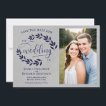 Navy Blue Laurel Leaves Rustic Gray Weddenfoto Save The Date<br><div class="desc">Deze prachtige bruiloft Save the Date-kaart is voorzien van een robuust blauw en grijs marineschema met een modern scriptschrift en van handbeschilderde waterverf bladeren, wijnstokken of bladeren. Er is ruimte voor je foto, de naam van het paar en de trouwlocatie. Deze kaart is elegant, stijlvol en chic en is een...</div>