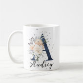 Navy Blue Letter A Perzik Crème Floral Monogram Koffiemok (Links)