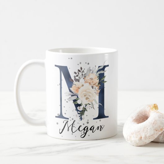 Navy Blue Letter M Perzik Crème Bloemen Monogram Koffiemok (Met donut)
