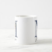 Navy Blue Letter M Perzik Crème Bloemen Monogram Koffiemok (Center)